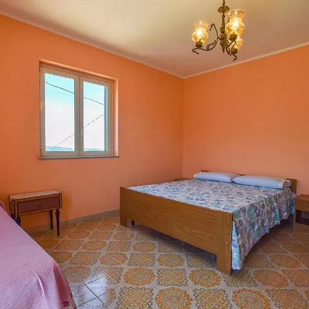 Holiday home 2 Bedroom Beautiful In Sinagra