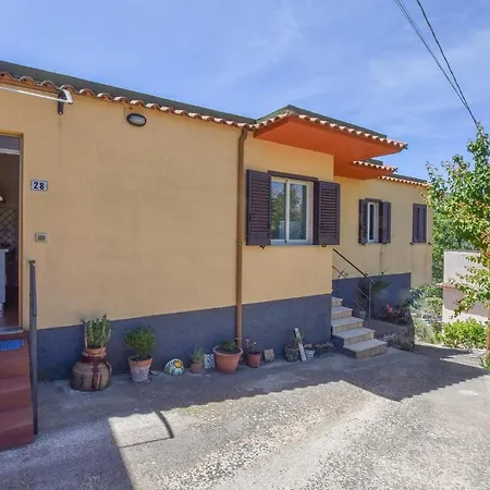 2 Bedroom Beautiful In Casa de Férias