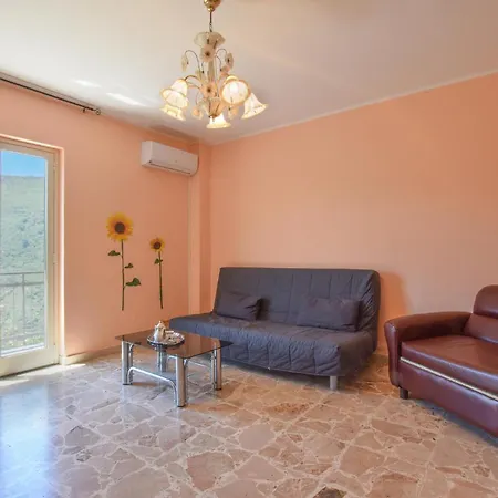 Сasa de vacaciones 2 Bedroom Beautiful In Sinagra